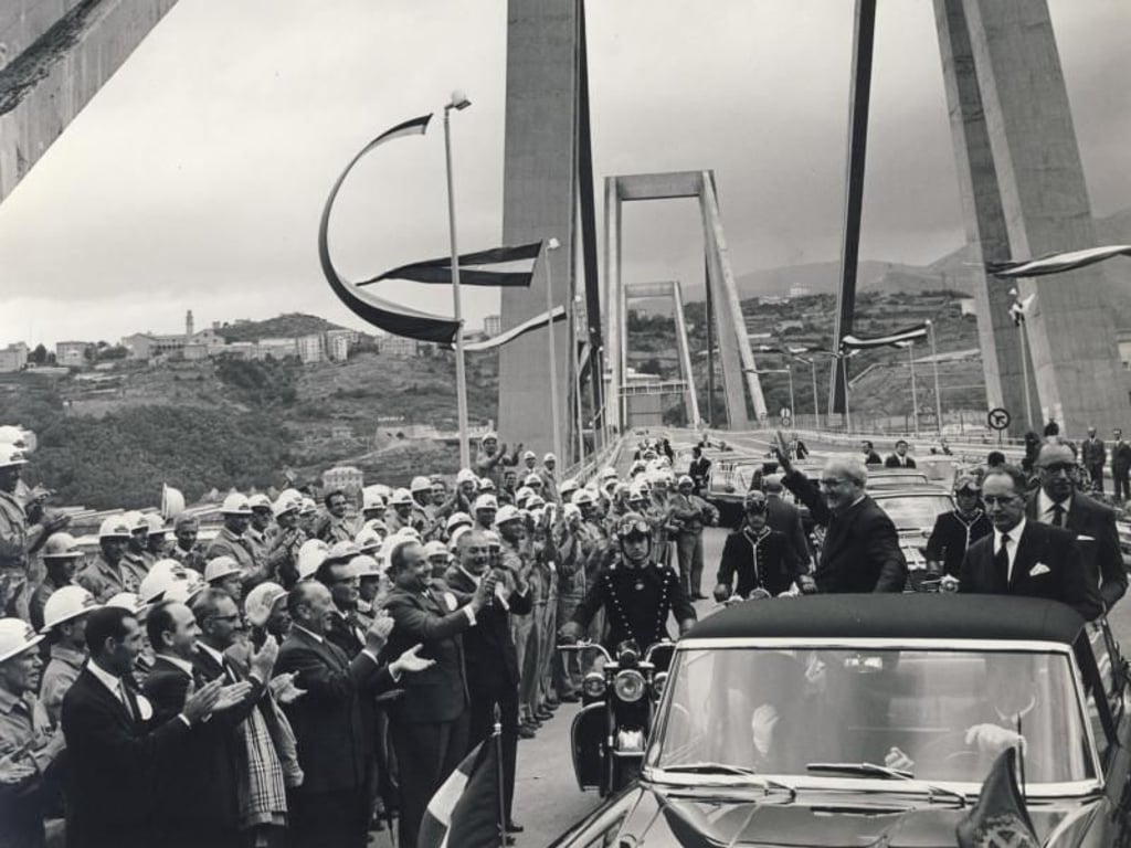 Giuseppe Saragat, damaliger Präsident von Italien, winkt bei der Eröffnung der Morandi-Autobahnbrücke ins Publikum. Foto: Autostrade per l'Italia/AP