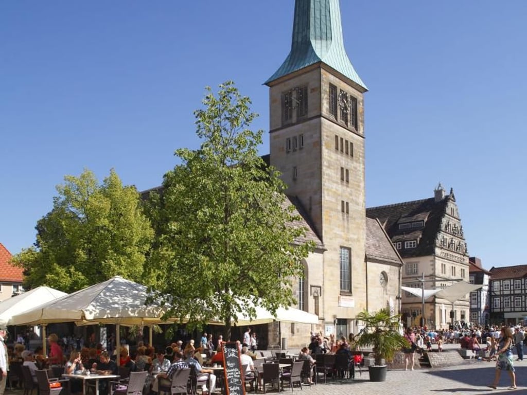 Zentrum der Altstadt von Hameln: Die St. Nicolai-Kirche ist die zweitälteste Kirche der Stadt. Foto: Hameln Marketing und Tourismus GmbH/dpa-tmn