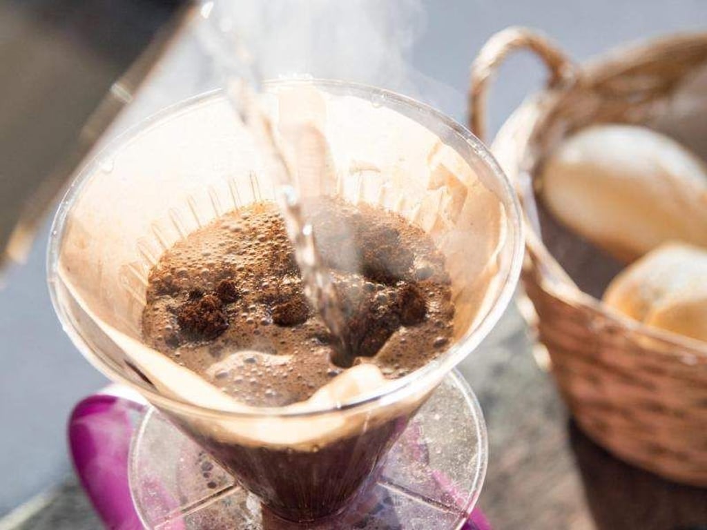 Nach dem Quellen wird der Slow Coffee mit heißem Wasser und kontinuierlich kreisenden Bewegungen aufgebrüht. Foto: Christin Klose/dpa-tmn