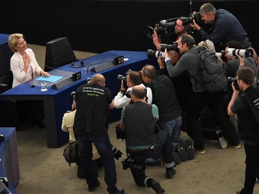 Ursula von der Leyen wird nach der Bekanntgabe des Wahlergebnisses von Fotografen umringt. Foto: Marijan Murat