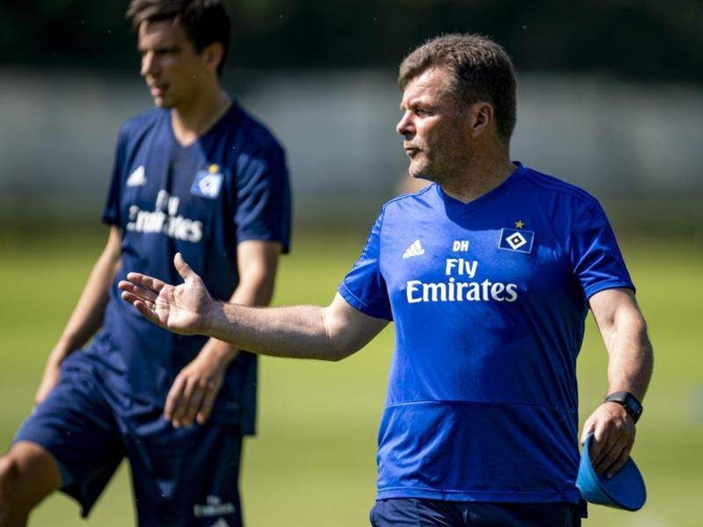 Hamburgs Trainer Dieter Hecking coacht seine Spieler beim Trainingsauftakt. Foto: Axel Heimken