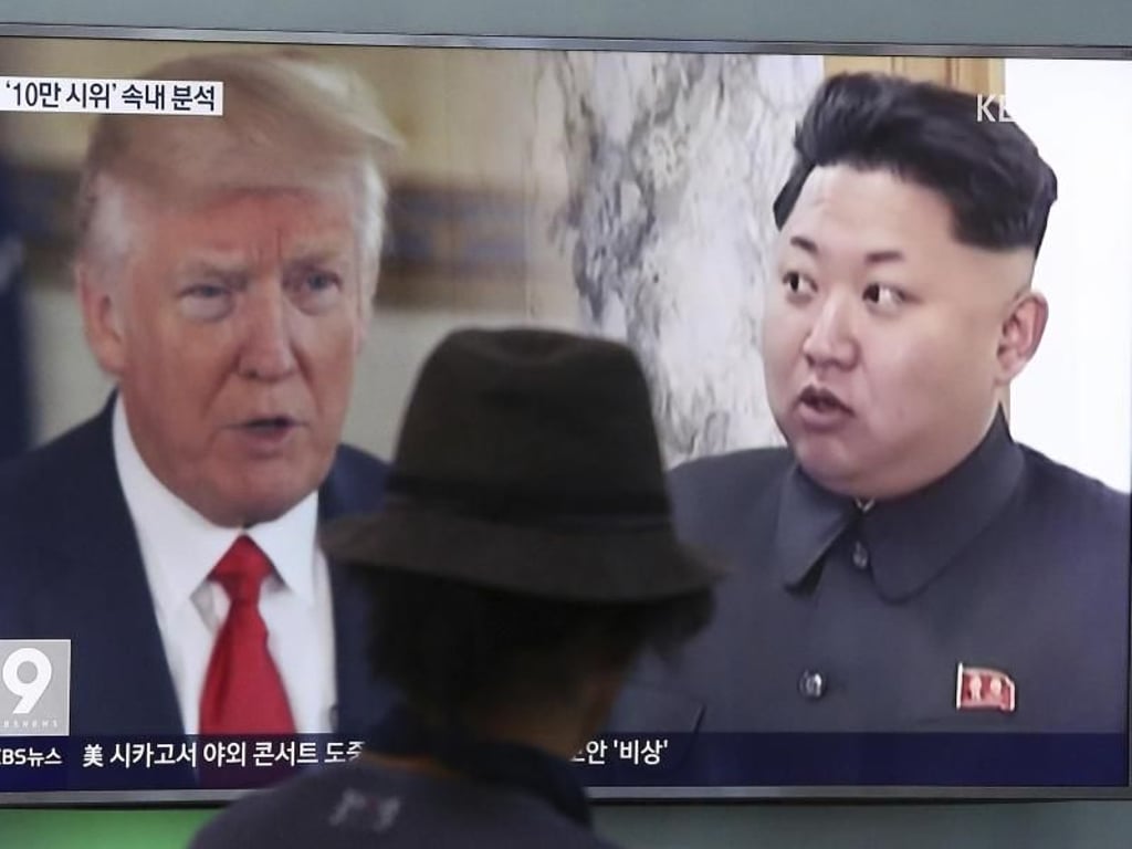 Ein Passant blickt in Seoul auf einen Bildschirm, auf dem von einem Nachrichtensender Bilder Kim Jong Un und Donald Trump gezeigt werden. Foto: Ahn Young-Joon