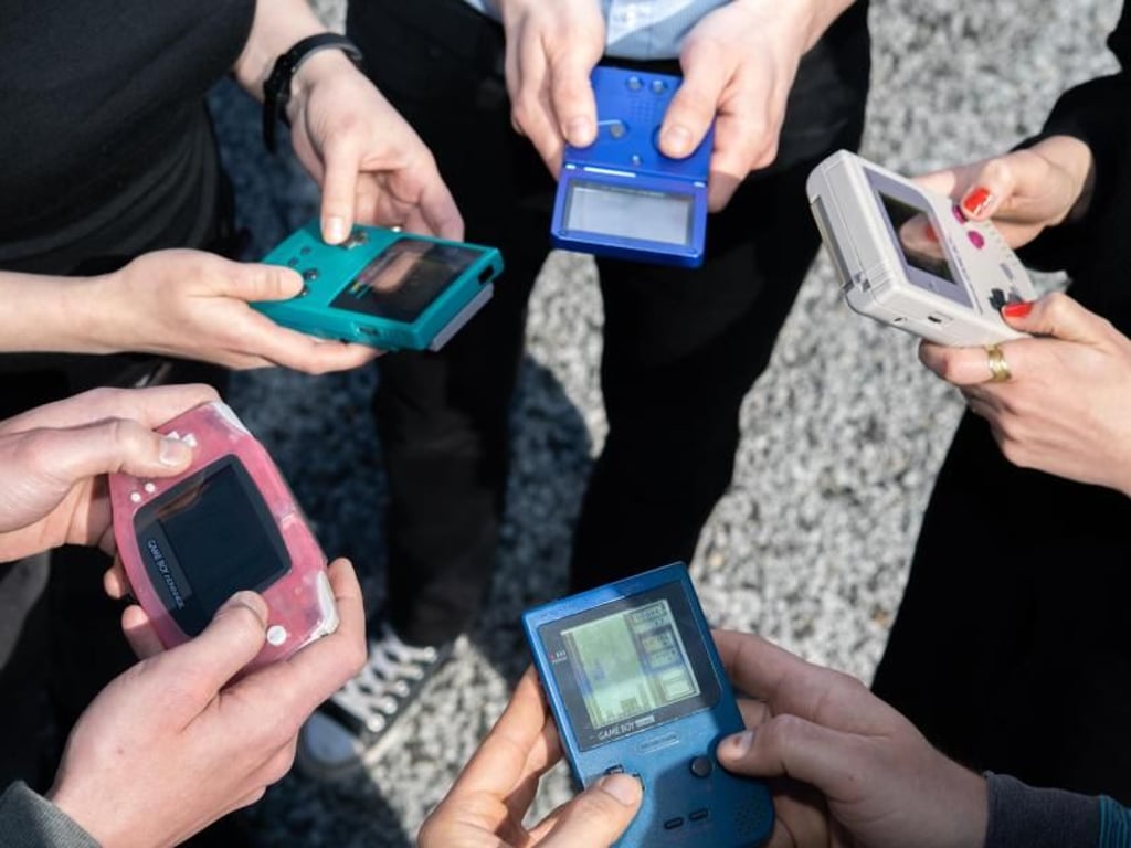 Generationen des Game Boy: Der erste Game Boy (r, folgende im Uhrzeigersinn), der Game Boy Pocket, der Game Boy Advance, der Game Boy Color und der Game Boy Advance SP. Foto: Andrea Warnecke