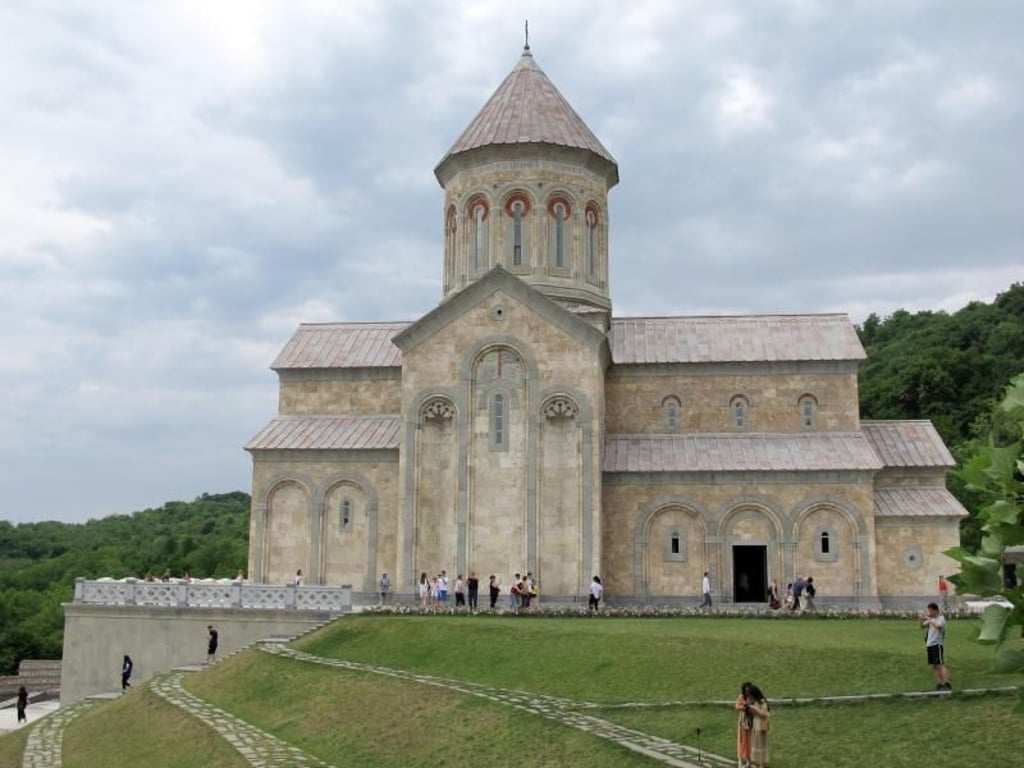 Im Nonnenkloster Bodbe wurde neben der Grabkirche der Heiligen Nino über viele Jahre eine neue Kirche gebaut. Foto: Annette Meinke-Carstanjen