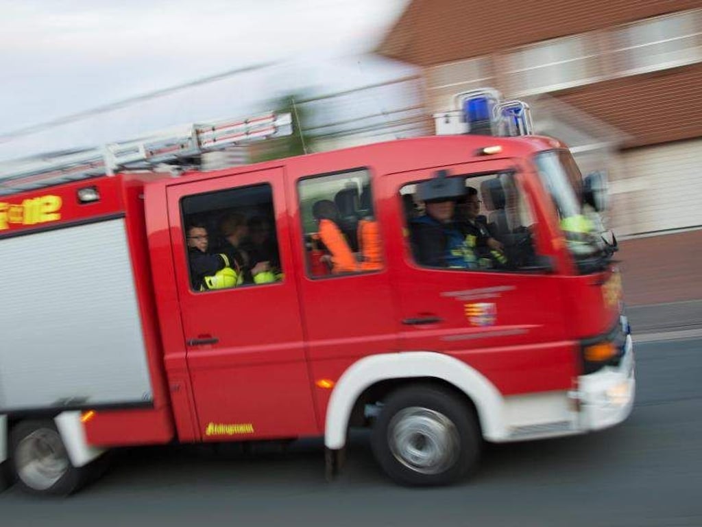 Ein Feuerwehrwagen fährt über eine Straße. Foto: Friso Gentsch/Archiv