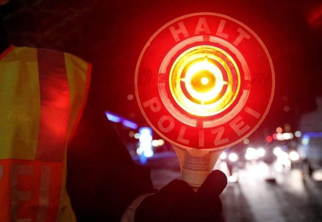 Ein Polizist hält am Donnerstag (09.12.2010) in Hamburg während einer Kontrolle eine Kelle mit der Aufschrift "Halt Polizei" in der Hand. Im Rahmen einer groß angelegten Verkehrskontrolle überprüfte die Polizei in Hamburg zahlreiche Autos. Foto: Bodo Marks dpa/lno +++(c) dpa - Bildfunk+++