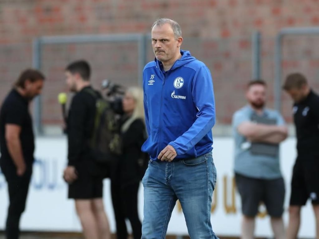 Bittet um Nachsicht im Fall «Tönnies»: Schalke-Sportvorstand Jochen Schneider kommt nach dem Spiel auf den Platz. Foto: Tim Rehbein