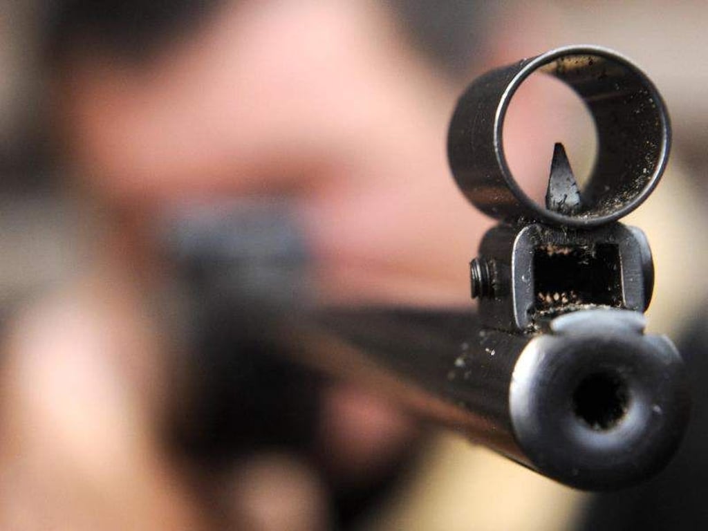 Ein Mitglied eines Schützenvereins führt ein Luftgewehr vor. Foto: Ingo Wagner/Archiv