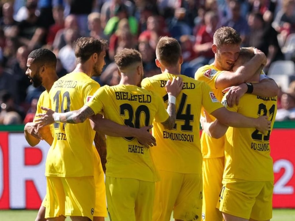 Bielefelds Andreas Voglsammer (r) bejubelt sein Tor zum 2:0 im Spiel gegen Hannover 96. Foto: Peter Steffen