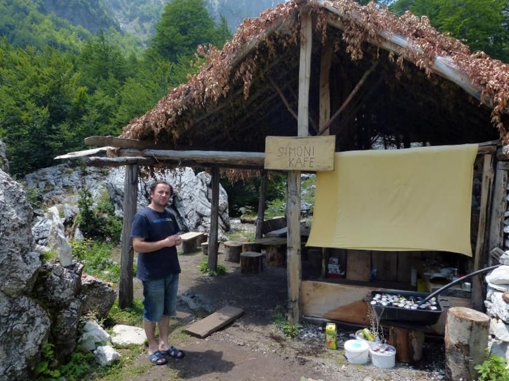Gjovalin Gjelaj betreibt das kleine «Simoni Kafe». Foto: Florian Sanktjohanser