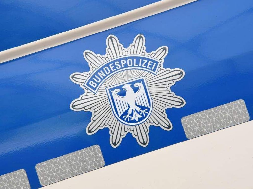 Ein Aufkleber ist an einem Einsatzfahrzeug zu sehen. Foto: Peter Kneffel/Archiv