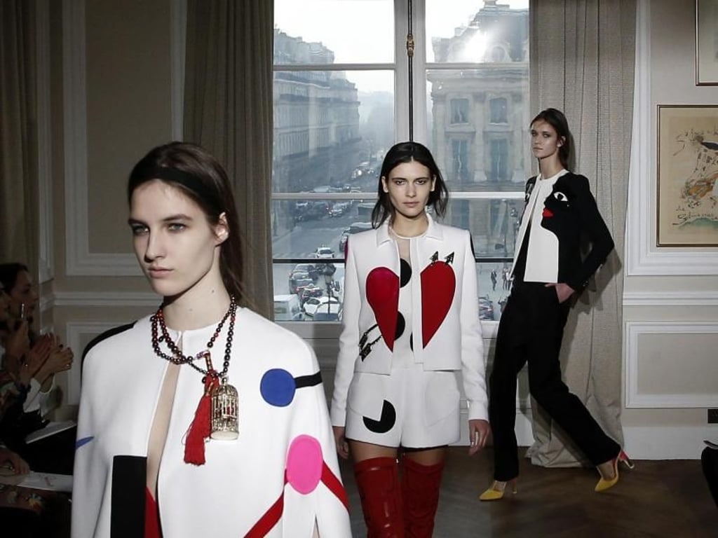 Bei der Show von Schiaparelli stimmte auch die Atmosphäre. Foto: Thibault Camus