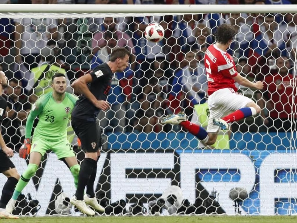 Mit seinem Kopfballtor zum 2:2 bringt Mario Fernandes (r) Russland ins Elfmeterschießen gegen Kroatien. Foto: Rebecca Blackwell/AP