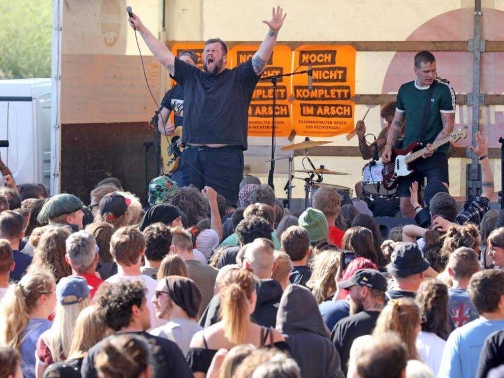 Die Punkband «Feine Sahne Fischfilet» mit ihrem Frontmann Jan «Monchi» Gorkow. Foto: Bernd Wüstneck/Archiv