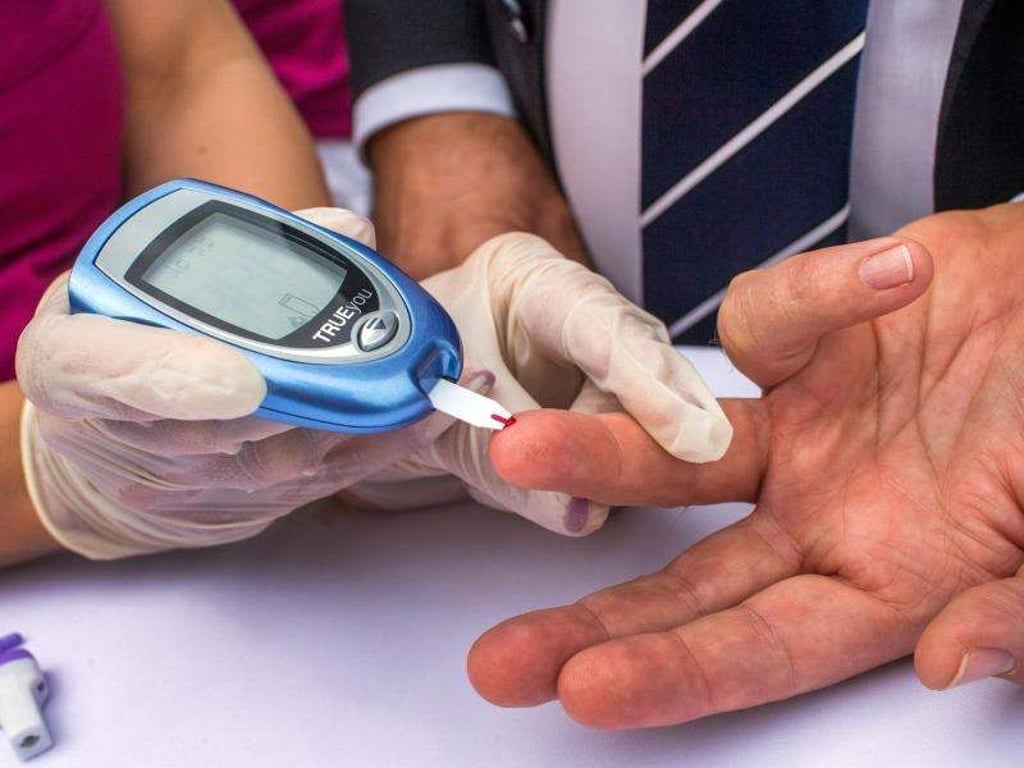 Blutprobe für einen Blutzuckertest. Wissenschaftler erwarten in den nächsten 20 Jahren einen Anstieg der Typ-2-Diabetesfälle auf 10,7 bis 12,3 Millionen. Foto: Jens Büttner
