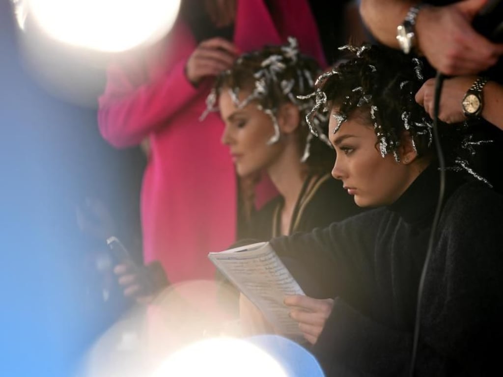 Models bereiten sich auf die Marc-Cain-Show vor. Foto: Jens Kalaene