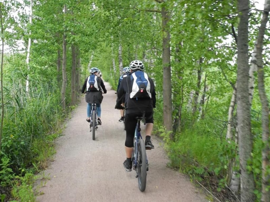 Nicht weit vom Schiff entfernt befindet sich die E-Bike-Gruppe schon mitten in der Natur. Foto: Michael Zehender