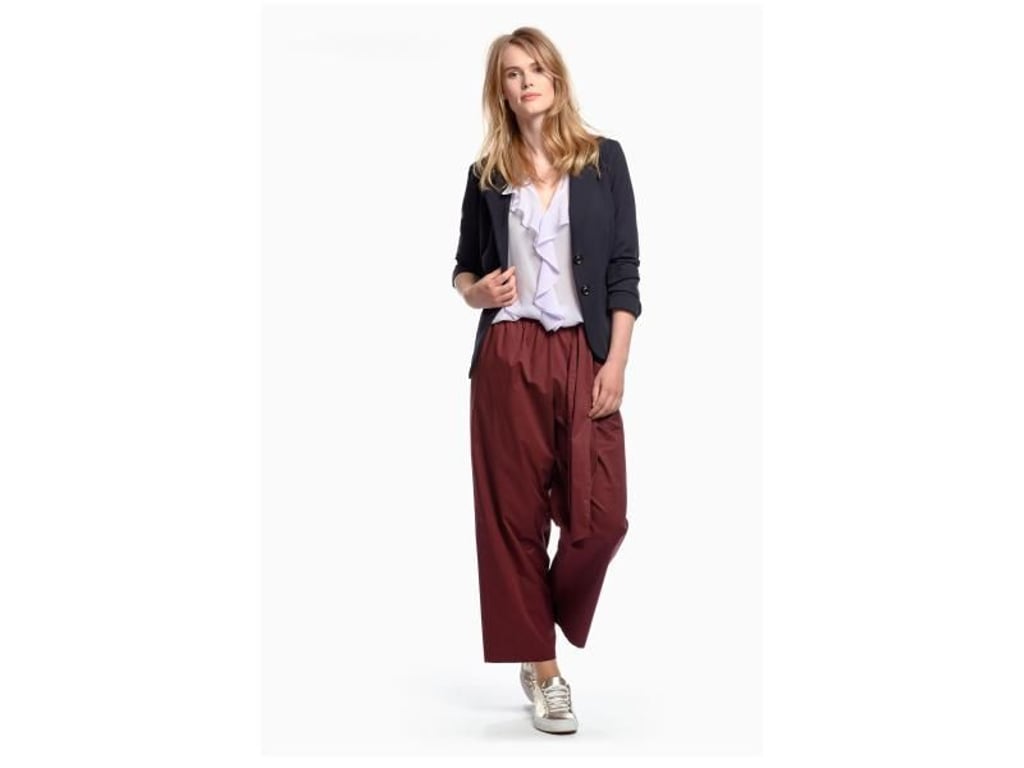 Dezent wirken diese Volants an einer Bluse von Minx durch die Kombination cleaner Töne und fließender Materialien (Hose ca. 229 Euro, Shirt ca. 179 Euro, Jacke ca. 289 Euro). Foto: Minx/dpa
