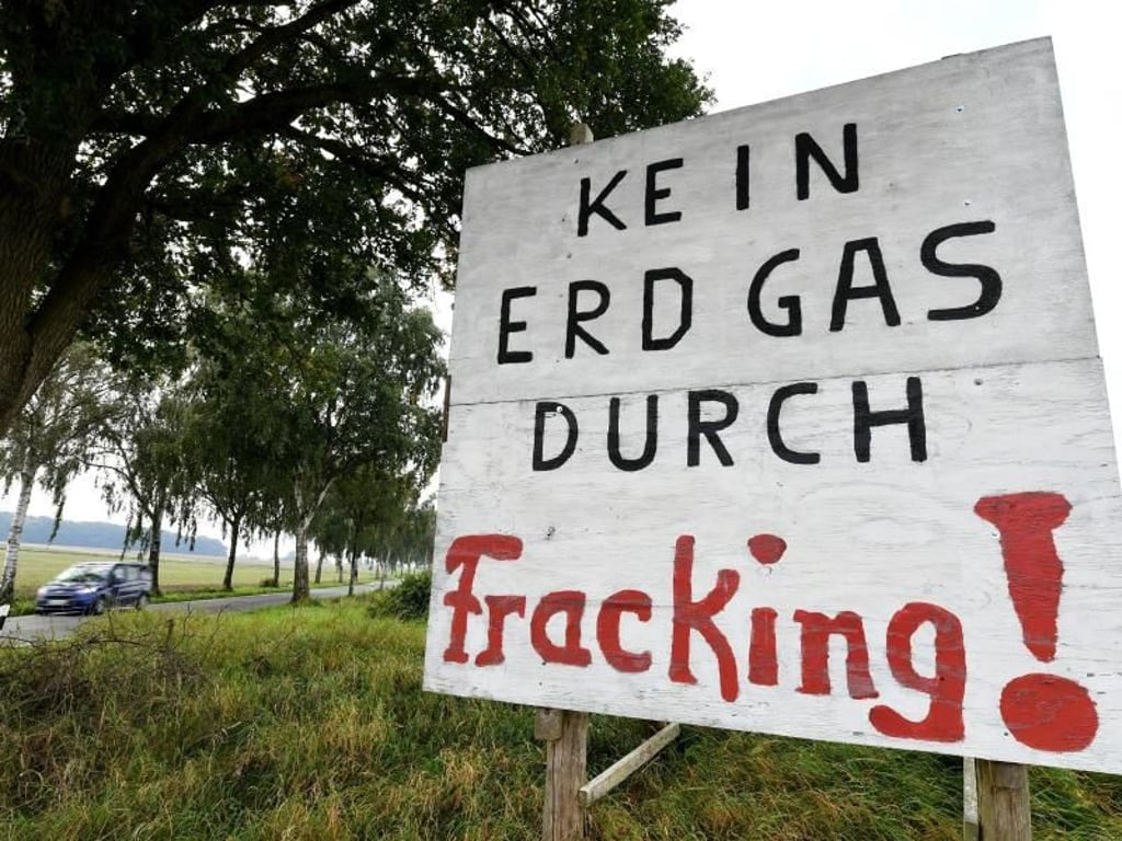 Protest an der Ortsgrenze von Dudensen in Niedersachsen: Die Nachbarn der Förderanlagen fürchten Schadstoffbelastungen durch Fracking. Foto: Holger Hollemann