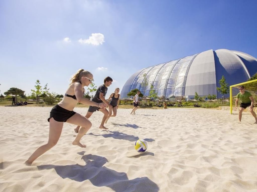 Das Tropical Islands verfügt auch über einen Außenbereich - wo man zum Beispiel Beachvolleyball spielen kann. Foto: Tropical Islands