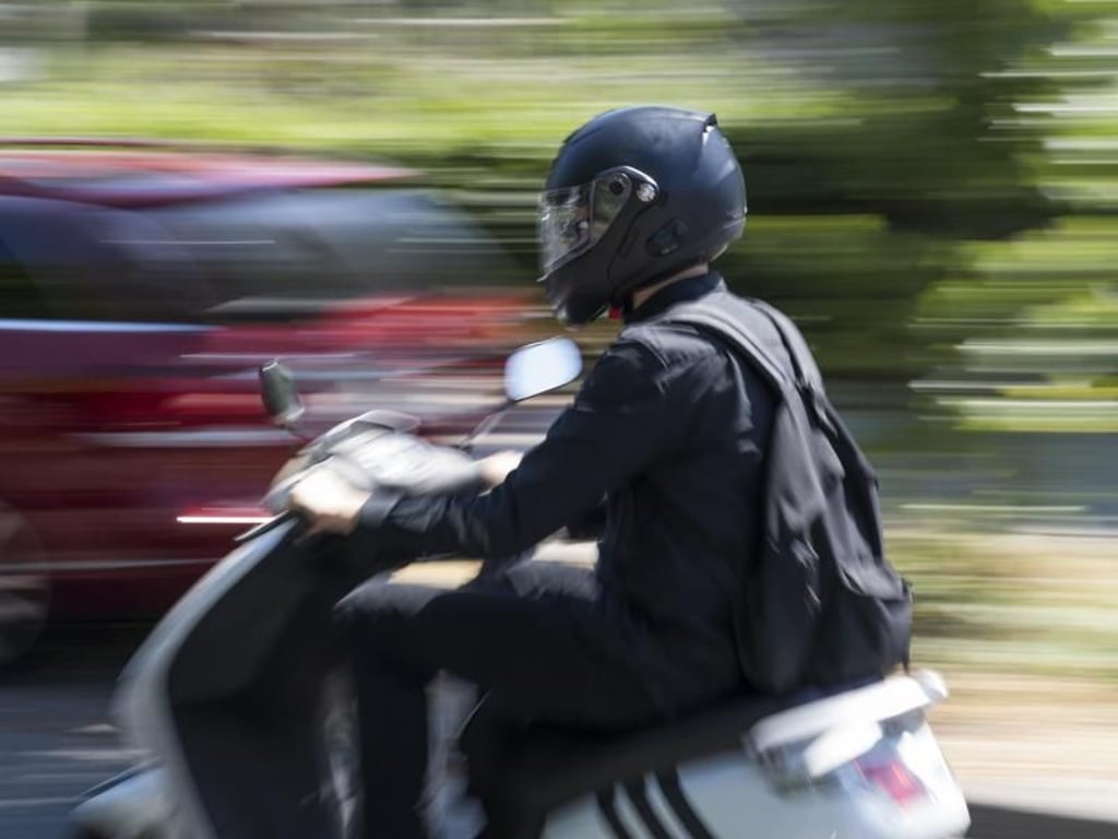Finger weg: Manche Roller für bis zu 45 km/h lassen sich leicht illegal schneller machen, doch das ist nicht nur verboten, sondern überfordert zumeist Fahrer als auch die Bremsanlage. Foto: Robert Günther