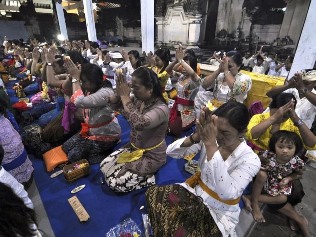 Balinesische Hindus beten in einem Tempel in Yogyakarta (Indonesien) für die Bewohner der Insel Bali. Foto: Slamet Riyadi