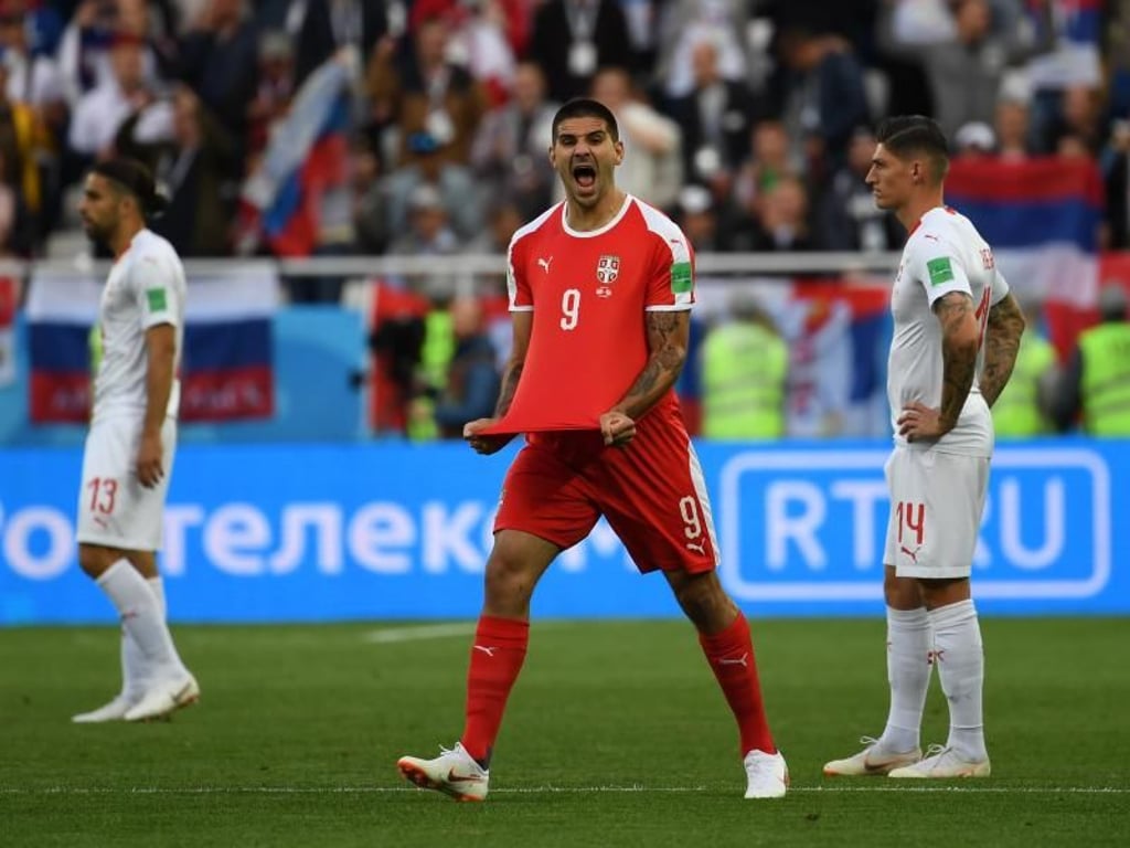 Serbiens Aleksandar Mitrovic (M) jubelt vor gefrusteten Schweizern über seinen Treffer zum 1:0. Foto: Chen Cheng/Xinhua