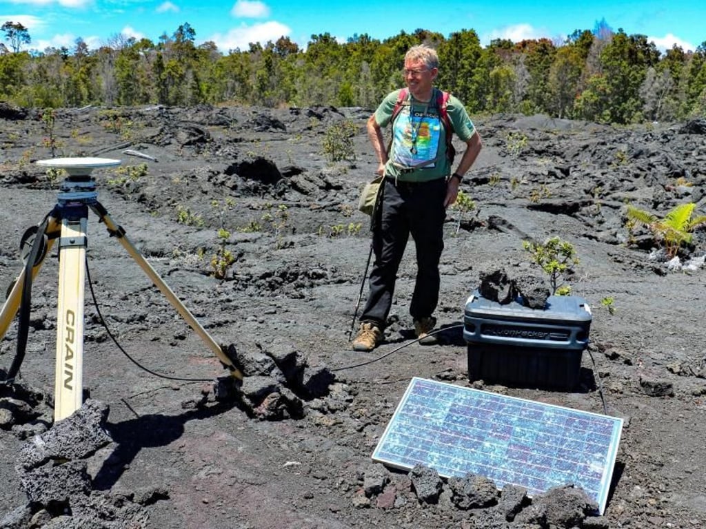 Experte: Vulkanologe Rick Hazlett vor einer Messstation in der Lava. Foto: Jörg Michel/dpa-tmn