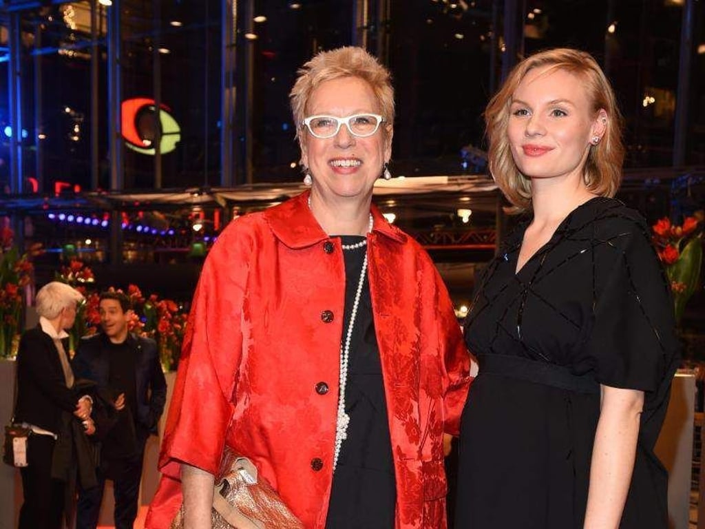 Doris Dörrie (l) und Rosalie Thomass auf dem roten Berlinale-Teppich. Foto: Jens Kalaene