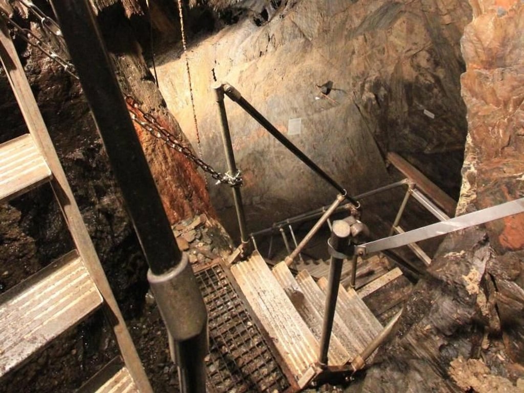 Abstieg ins Bergwerk: Die alte Schiefergrube Assberg wurde lange gesucht - und 1997 endlich gefunden. Foto: Bernd F. Meier