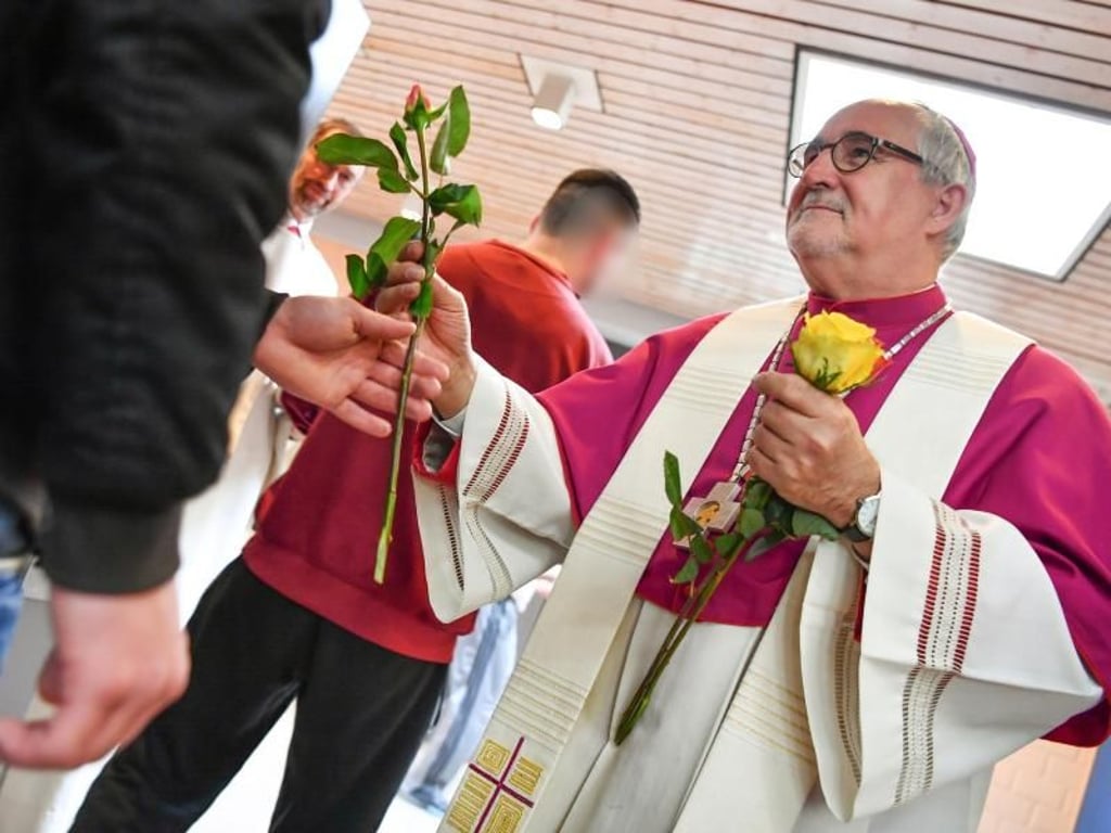 Der Rottenburger Bischof übergab jedem Gefangenen eine Rose. Foto: Felix Kästle