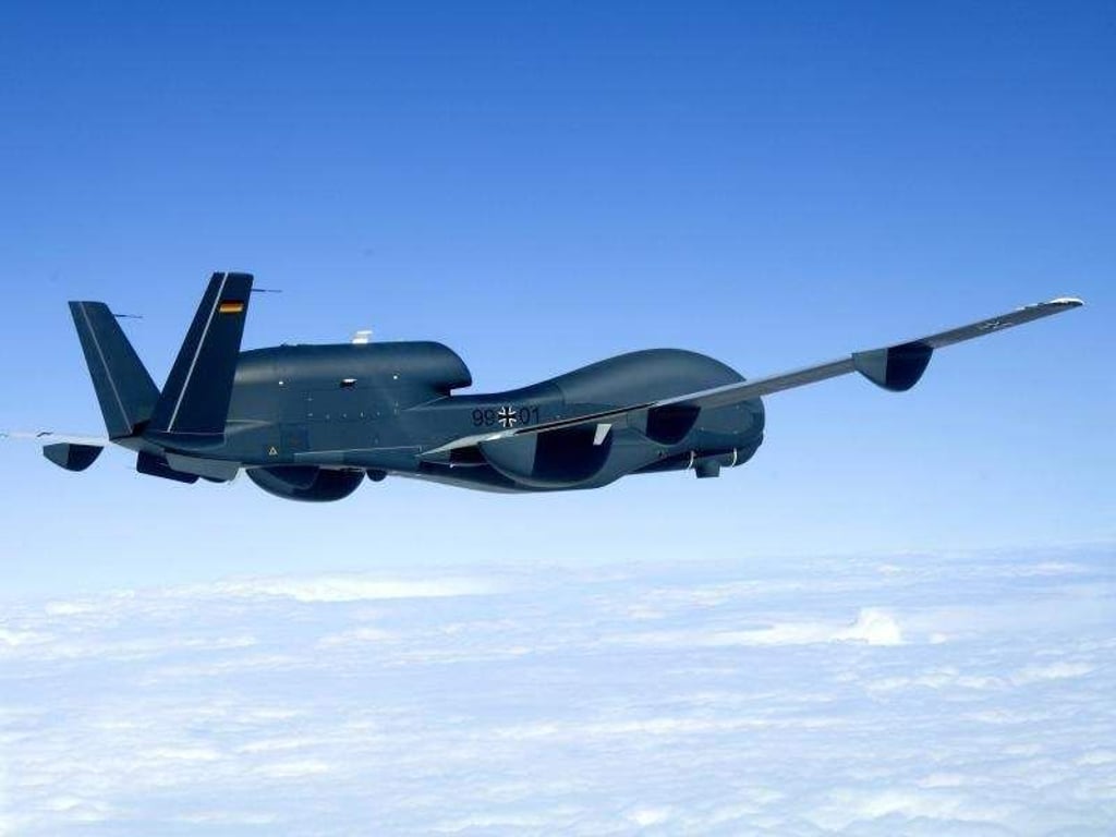 SPD und Grüne werfen Verteidigungsminister de Maizière in ihrer abschließenden Bewertung der Euro-Hawk-Affäre schweres Versagen vor und fordern erneut seinen Rücktritt. Foto: EURO HAWK/Northrop Grumman Corporation/Archiv