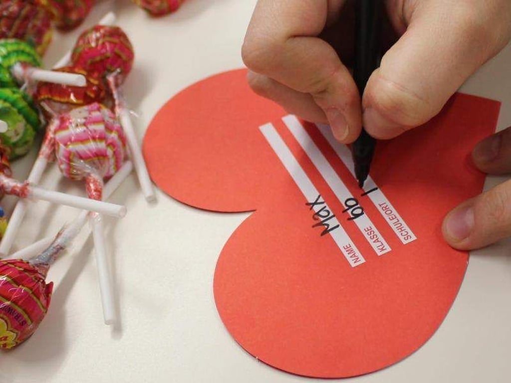 Zum Valentinstag leifert die Firma «Lollipop-Aktion» Herzkarten an Hunderte von Schulen. Schüler können sie dann an ihre Mitschüler verteilen. Foto: Lollipop-Aktion.de