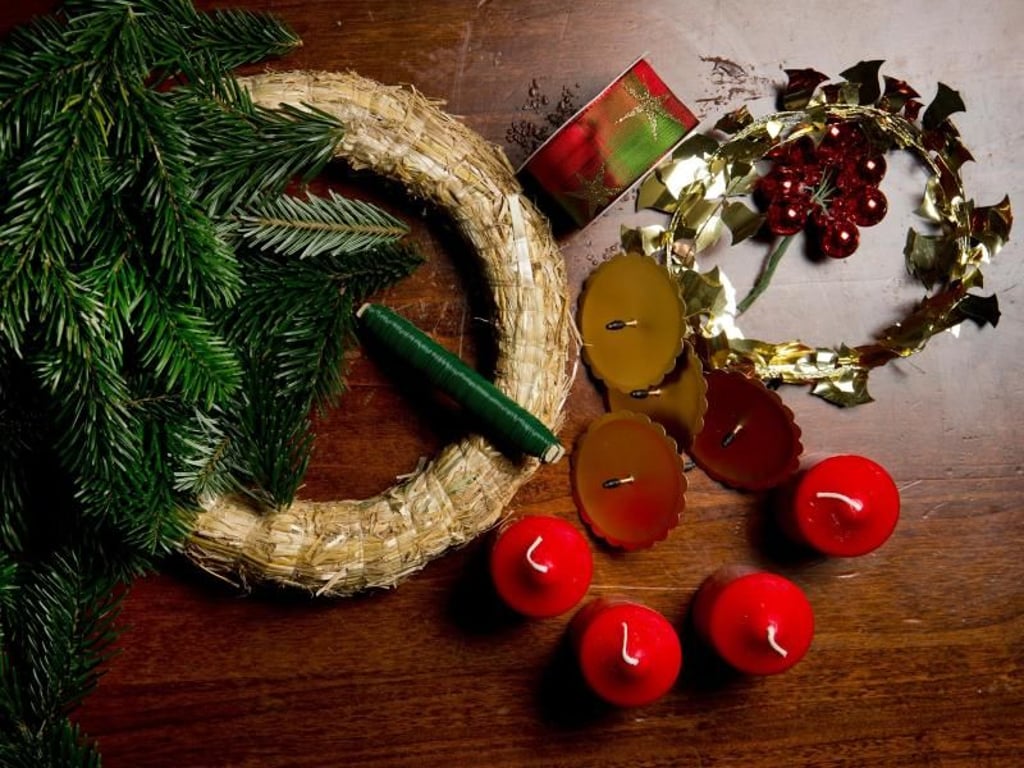 Zeit fürs Basteln: Viele Kreative verzieren ihren Adventskranz selbst. Foto: Franziska Gabbert