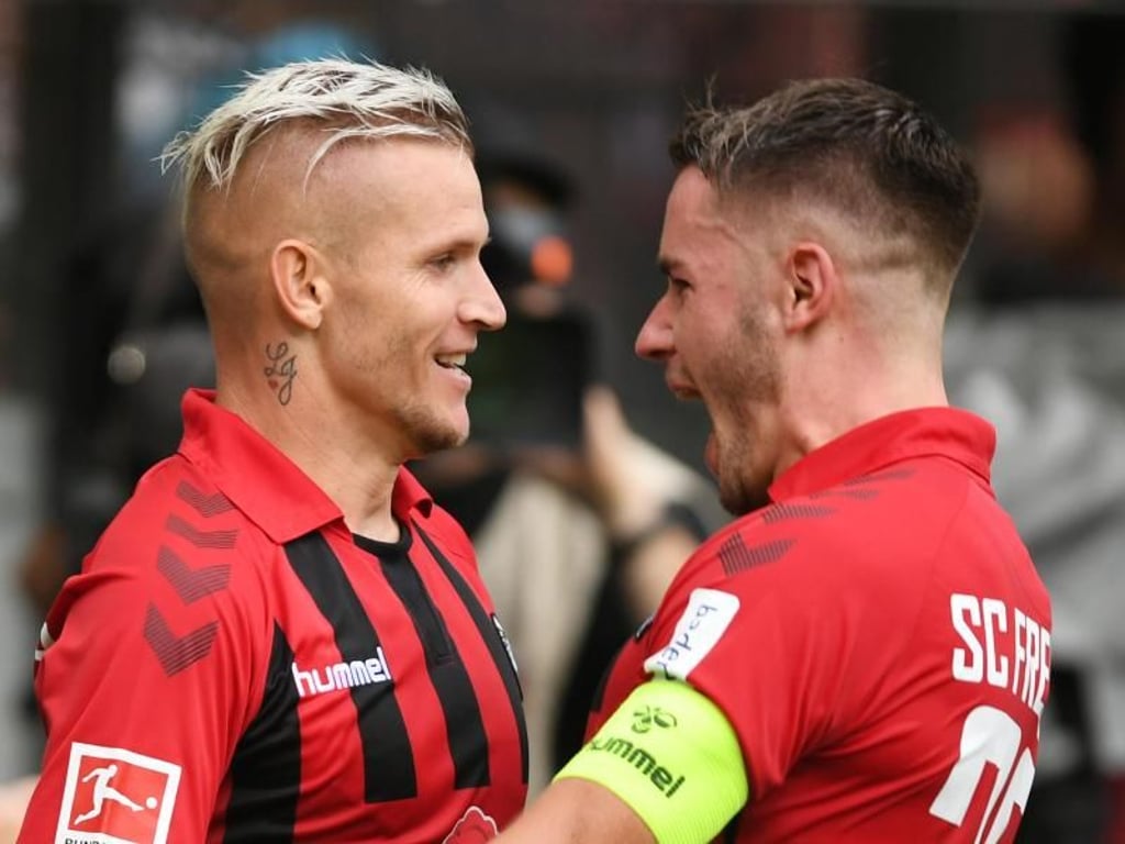 Mit drei späten Toren sicherten sich die Freiburger um Jonathan Schmid (l) und Christian Günter den Sieg gegen Mainz. Foto: Patrick Seeger