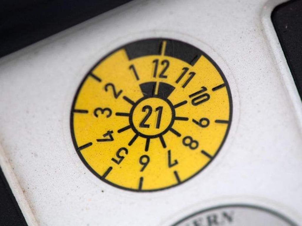 Nur nicht falsch herum: Beim iKfz-Verfahren sollen Verbraucher die Plakette künftig selbst aufkleben. Foto: Andrea Warnecke