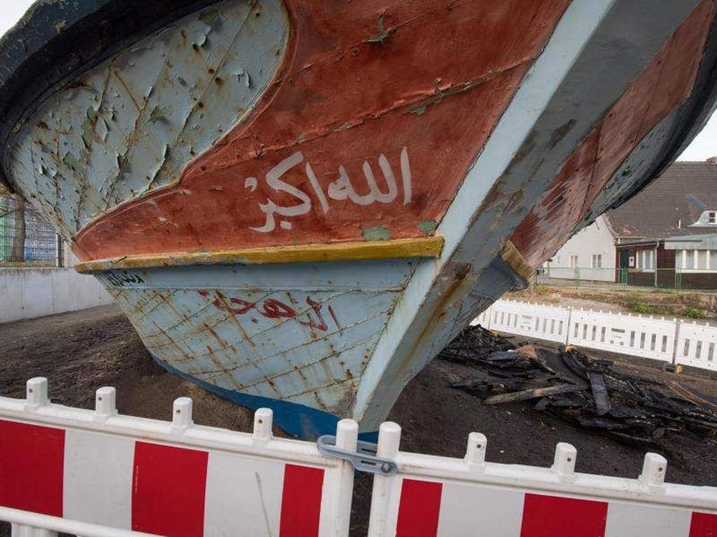 Das abgebrannte Flüchtlingsboot im Zentrum von Wittenberg. Foto: Hendrik Schmidt/Archiv