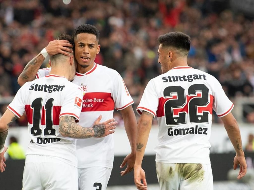 Stuttgarts Anastasios Donis (l-r), Dennis Aogo und Nicolas Gonzalez freuen sich über den Heimsieg. Foto: S. Gollnow
