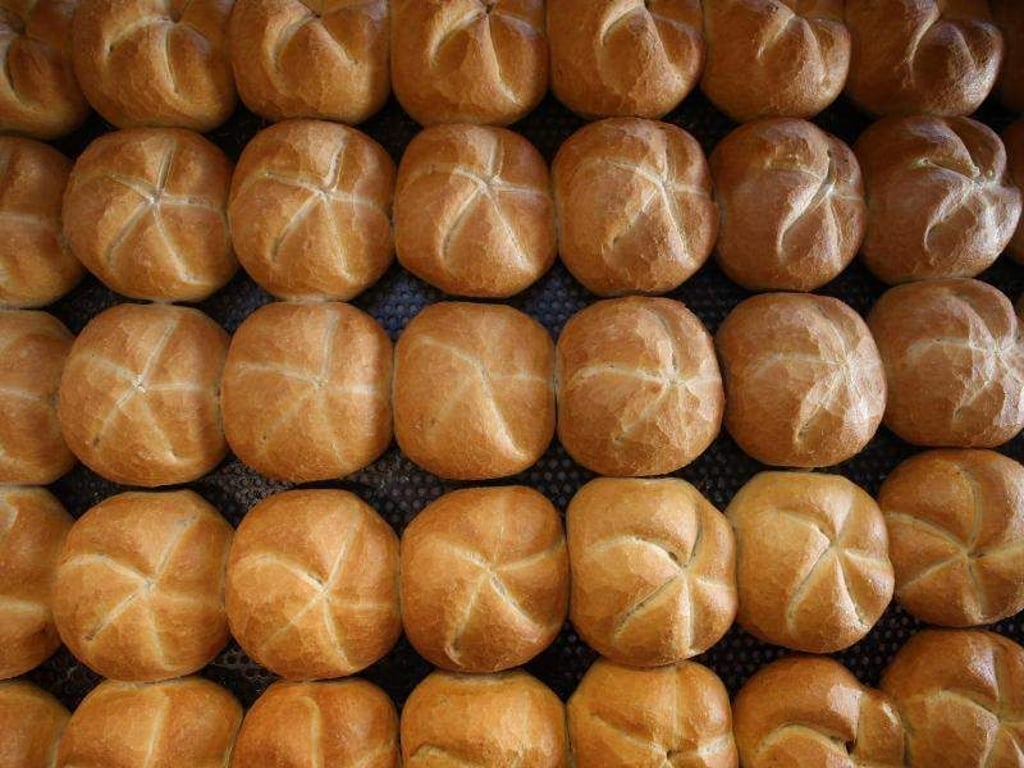 Laut Ladenschlussgesetz des Bundes dürfen Bäckereien am Sonntag höchstens drei Stunden lang Semmeln und Brezen verkaufen. Foto: Karl-Josef Hildenbrand