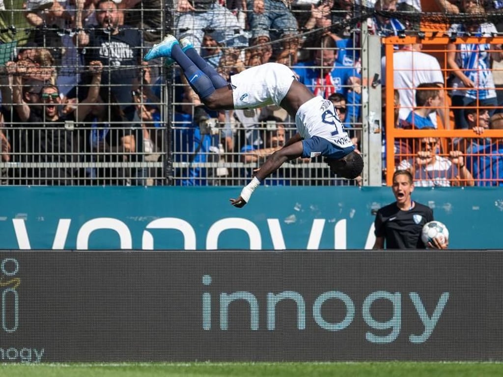 Bochums Silvere Ganvoula Mboussy jubelt mit einem Salto nach seinem Treffer zum 3:3. Foto: Marius Becker