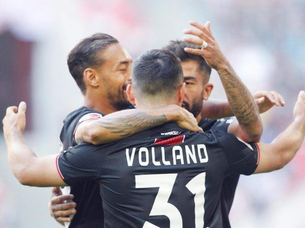 Leverkusens Spieler Demirbay (r), Volland (M) und Bellarabi jubeln über das 1:0 in Düsseldorf. Foto: Roland Weihrauch