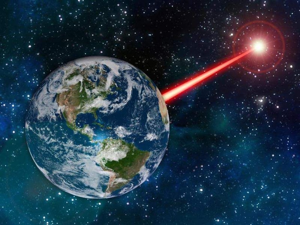 Eine undatierte grafische Darstellung zeigt einen gebündelten Laserstrahl, der von der Erde aus weit in den Weltraum reicht. Foto: MIT News/dpa