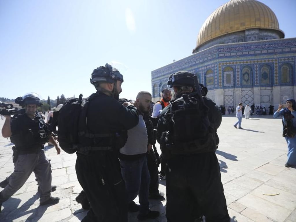Israelische Polizisten verhaften einen palästinensischen Gläubigen auf dem Tempelberg. Foto: Mahmoud Illean/AP