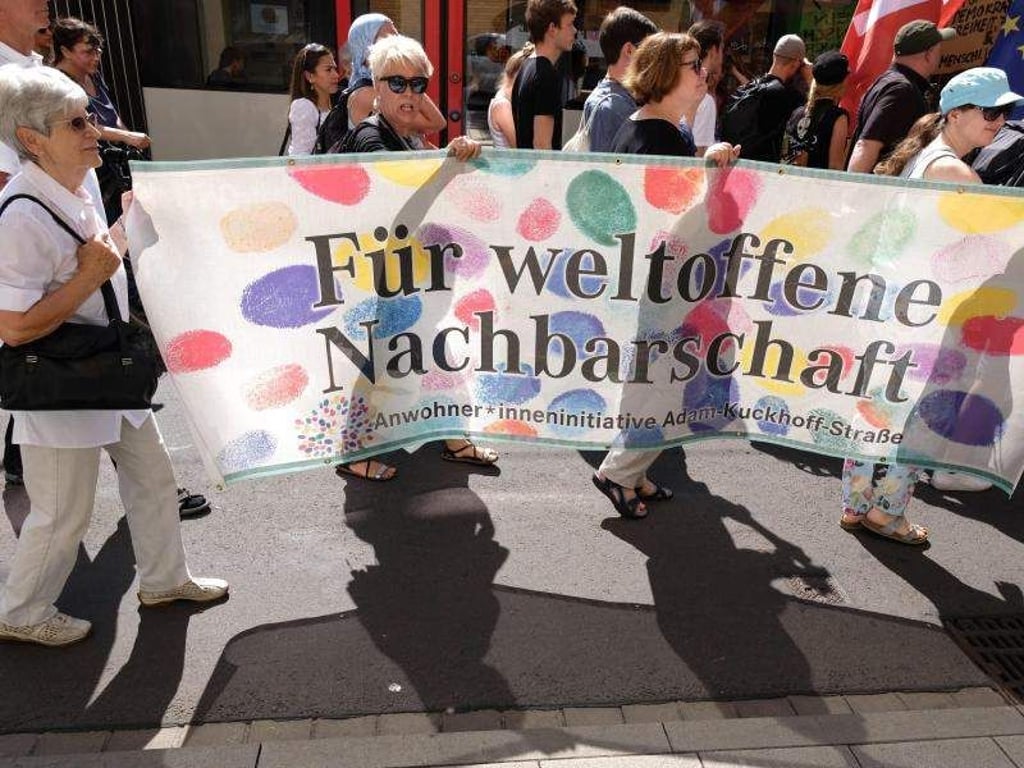 Teilnehmer einer Demonstration gegen eine rechte Versammlung gehen mit einem Transparent eine Straße entlang. Foto: Sebastian Willnow