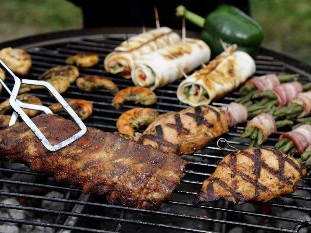 Fleisch, Garnelen und Gemüse auf dem Grill. Foto: Daniel Maurer