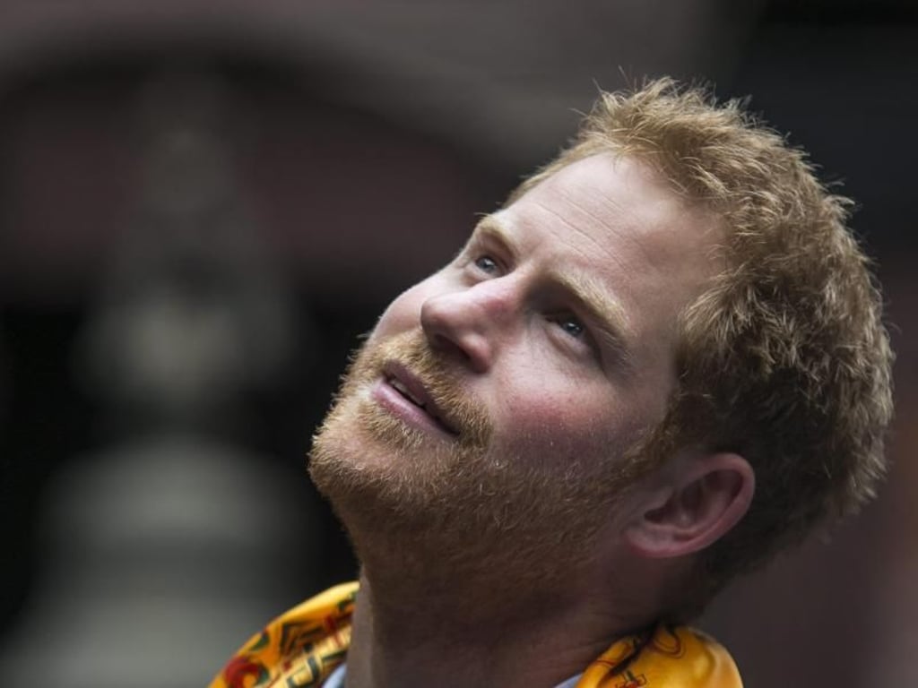 Erleuchtung garantiert? Prinz Harry beim Besuch des Goldenen Tempels in Patan. Foto: Prakash Mathema