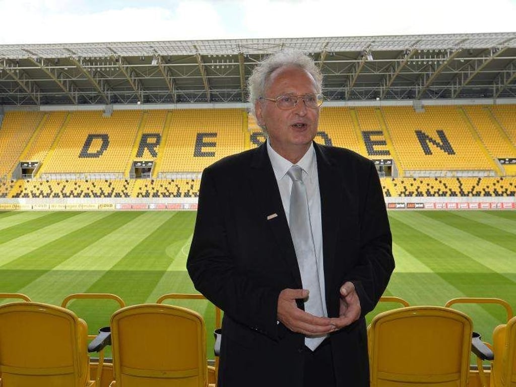 Kreuzkantor Roderich Kreile in Dresden im Dynamo-Stadion. Foto: Matthias Hiekel