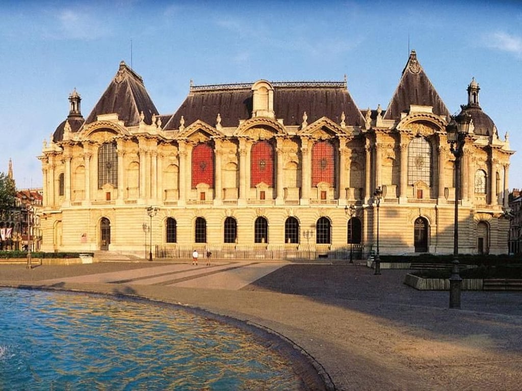 Der Palais des Beaux-Arts aus dem 19. Jahrhundert ist mit mehr als 60 000 Werken das größte Museum außerhalb von Paris. Foto: Nordfrankreich Tourismus/J.P. Duplan