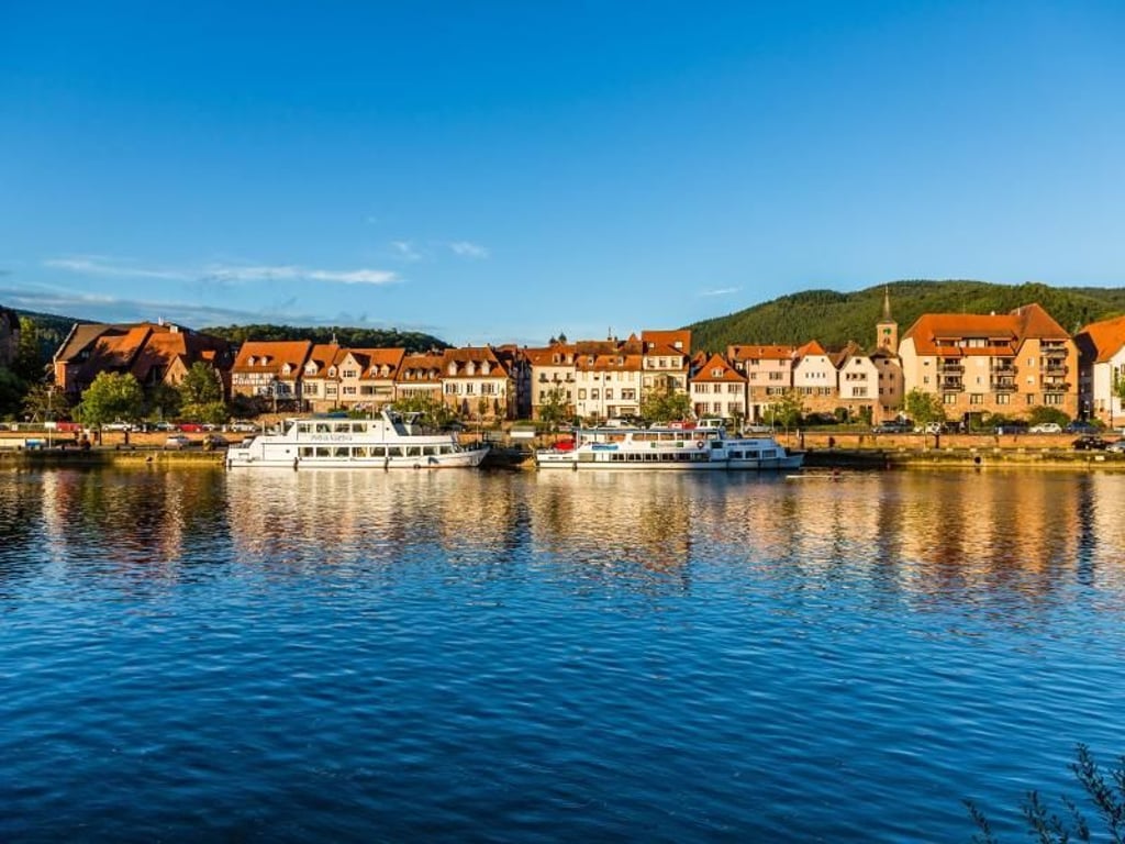 Eberbach liegt am Neckar. Von dort kann man den Neckarsteig entweder bis Heidelberg bewandern, oder in die andere Richtung bis Bad Wimpfen. Foto: Andreas Held/Neckarsteig-Büro/Eberbach