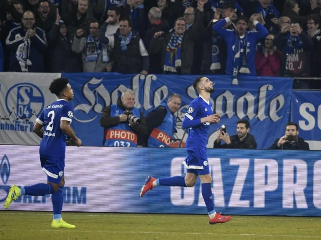 Schalkes Torschütze Nabil Bentaleb (r) jubelt mit Weston McKennie nach dem Elfmeter zum 2:1 gegen Manchester City. Foto: Ina Fassbender